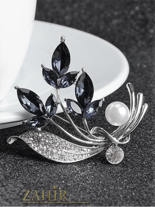 Дамски бижута - Класическа брошка цвете с малка бяла перла и черни и бели кристалчета на сребриста основа, размер 5 на 4 см, супер изработка - B1338